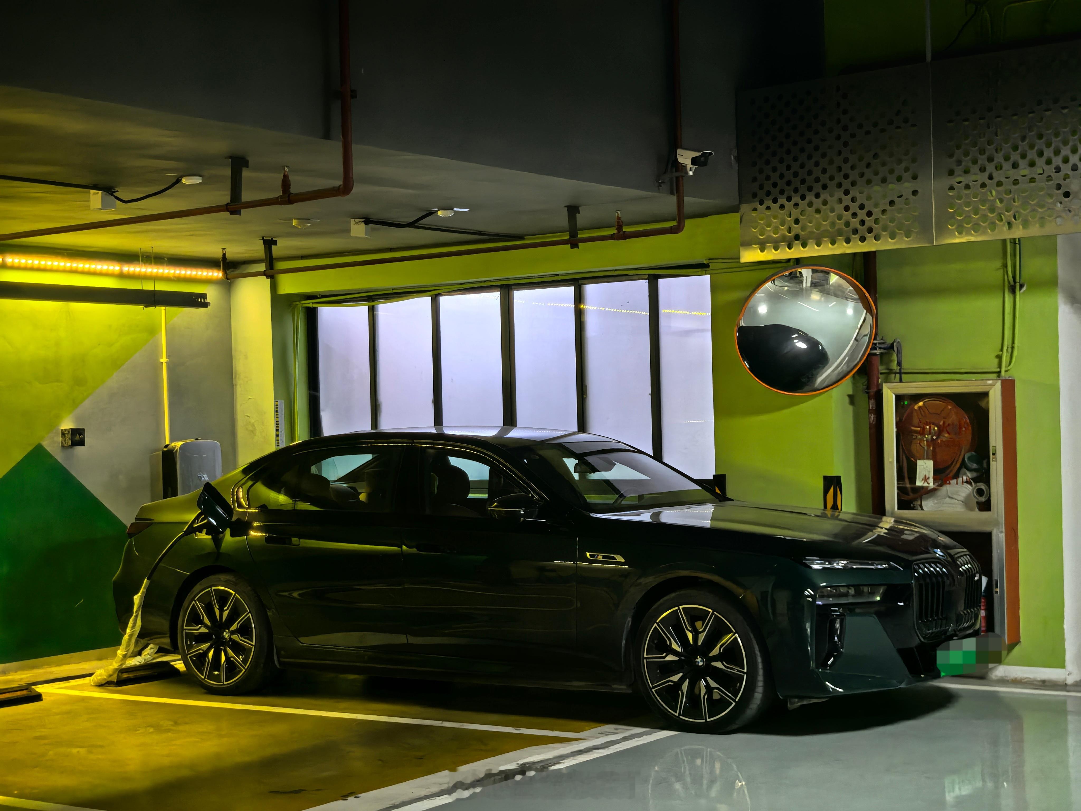 顶配宝马i7，有种生人勿近的气场…宝马i7