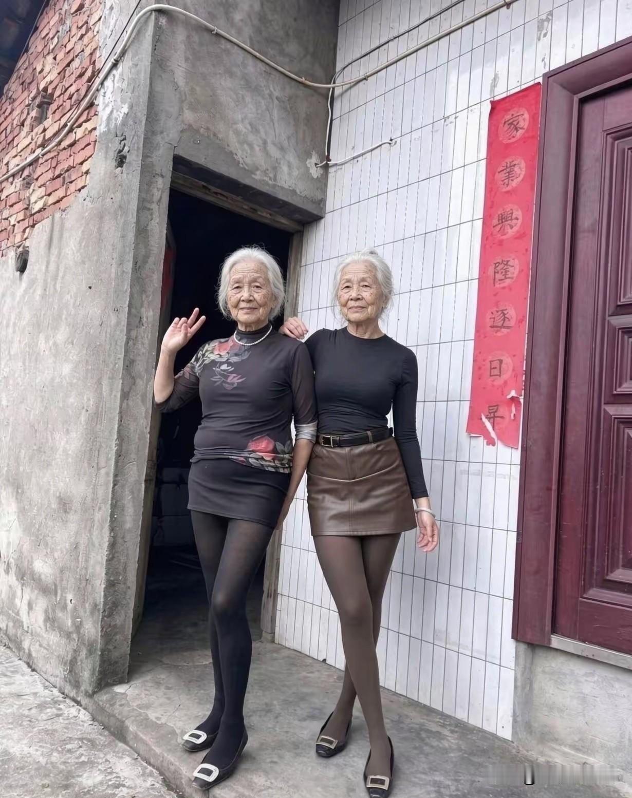 姐妹俩应该有80岁了吧，身材还保持的这么好。