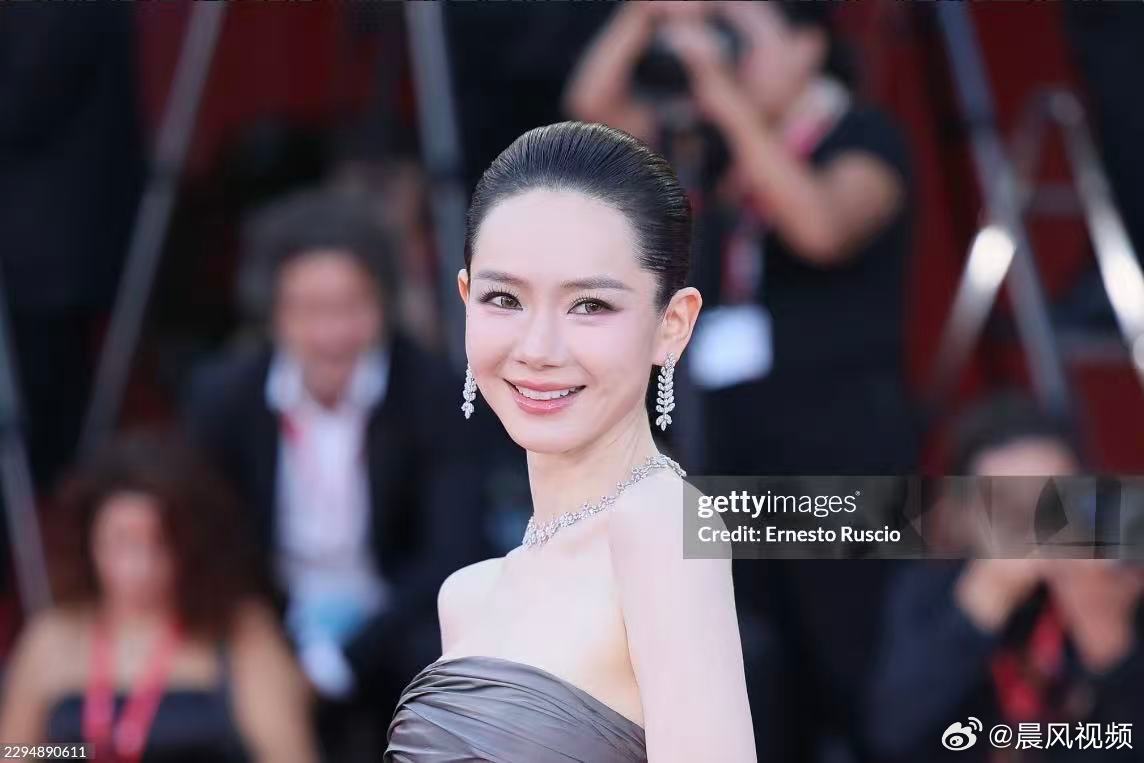 戚薇身上比脸白戚薇威尼斯电影节收工戚薇这冷白皮真的白到发光，第一次见到身上比脸