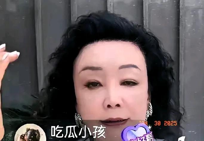 正月初二，张兰在其直播间回应了大S与汪小菲复合的传闻。她在直播中与网友互动，分享