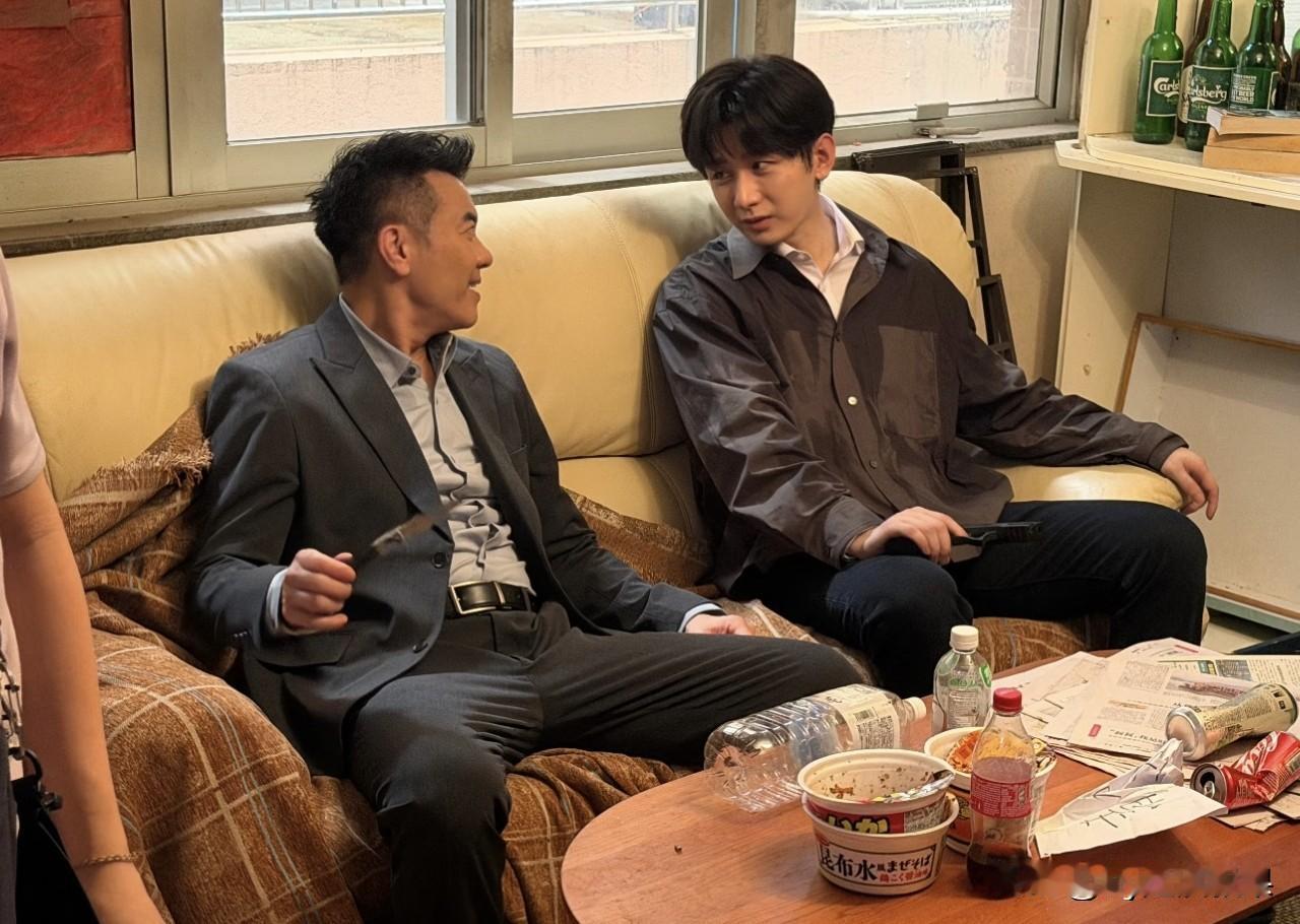 我开始以为成毅的这个衣服就是这种样式，结果放大仔细研究后才发现，他衣服上的这些深