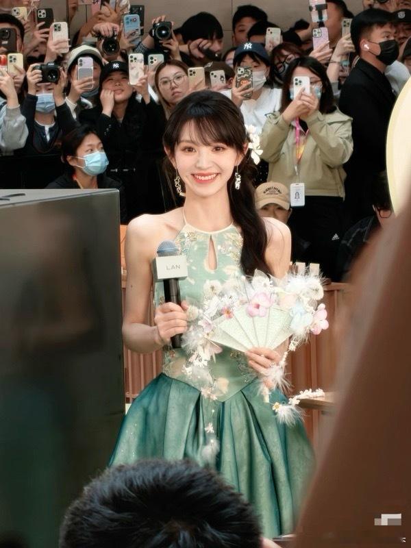 田曦薇今日站台六层全是人算不算逐玉有效播剧爆了？