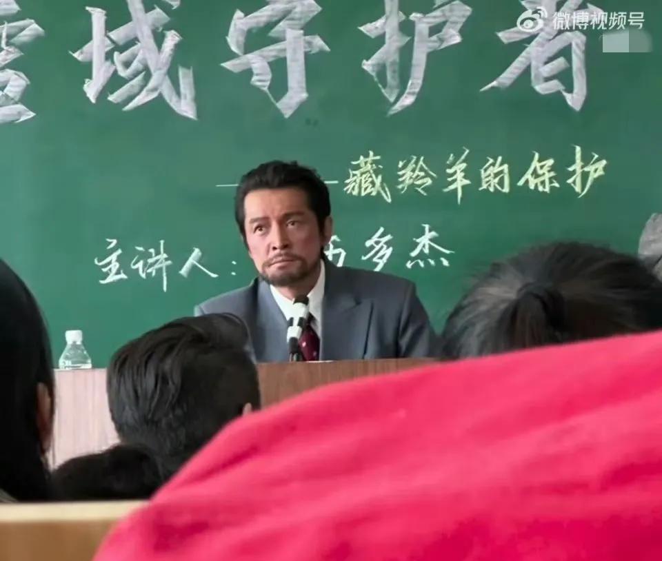 很有“当地人”那个味道了，之前看过一点点剧情简介，感觉这个角色有点灵魂人物的意思