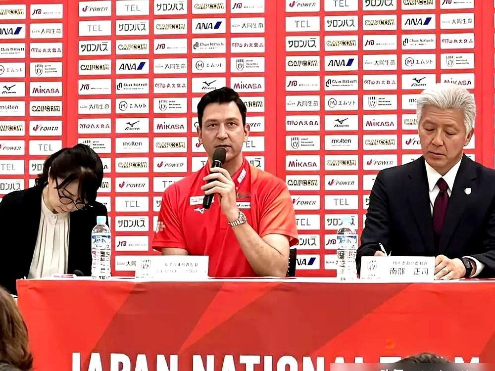 对手都指名道姓了，我们这边静悄悄。日本女排那边动静不小，新教练阿克巴斯一口气