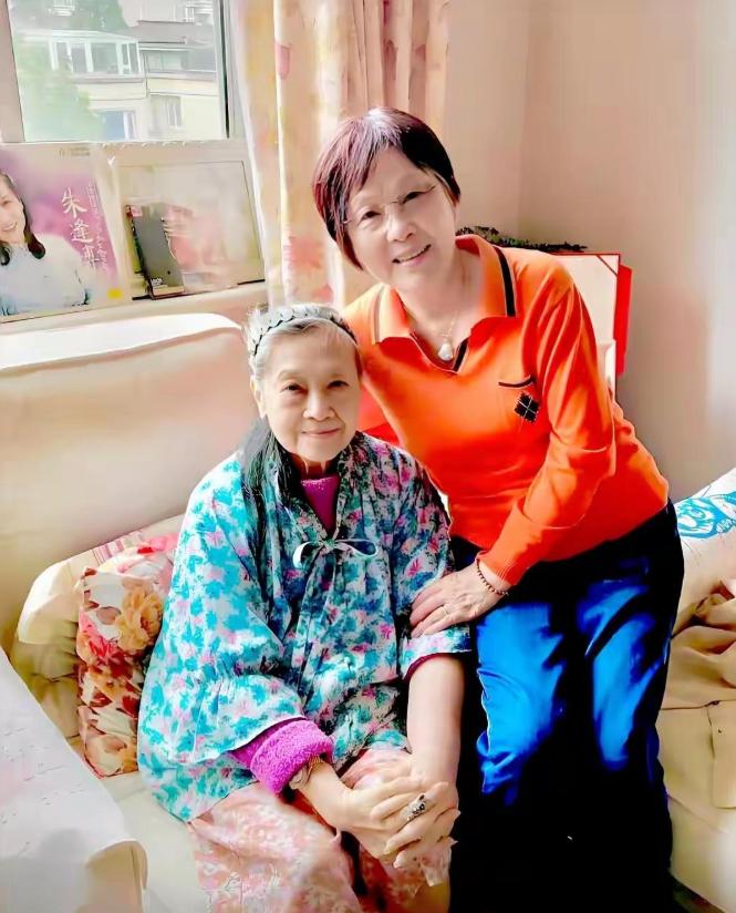 89岁的朱逢博，现在住上海郊区一套200平的复式大房子里，这套房子，是她的儿子施