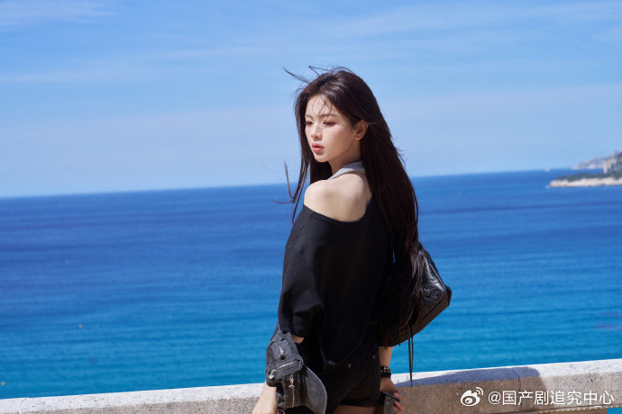 1.杨超越现在确实没什么热度了，但她不是没人捧，背后的资源线其实还在，只不过市场对她的新鲜感已经没了