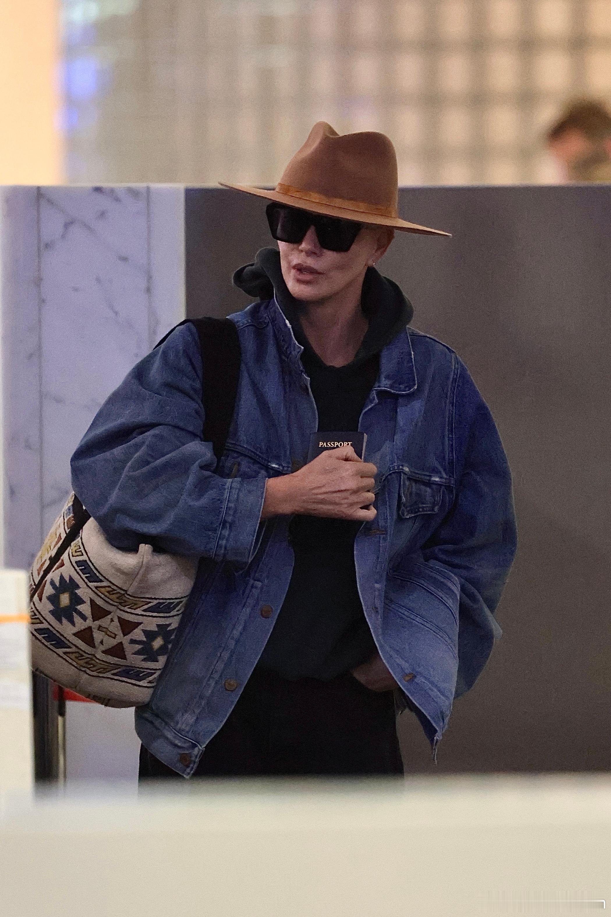 charlizetheron查理兹塞隆抵达悉尼机场，塞妈在当地完成新片《Ape