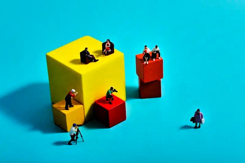 走路不稳，多半是心先晃了。​你发现了吗？​那些脚步蹒跚的人。​往往正