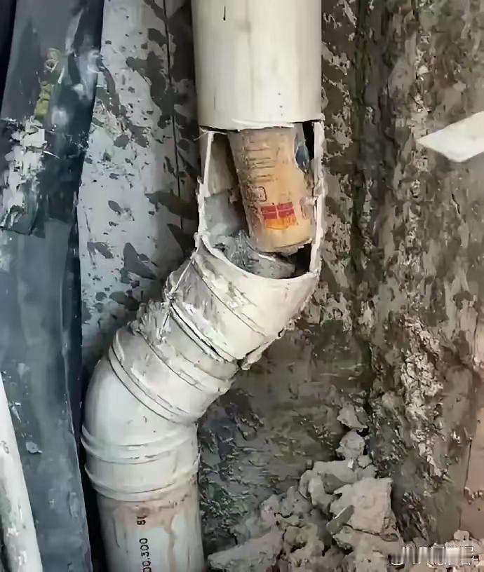 我们旁边单元的一家住户，从住进来就开始卫生间下水堵，已经不记得多少次了。有的时