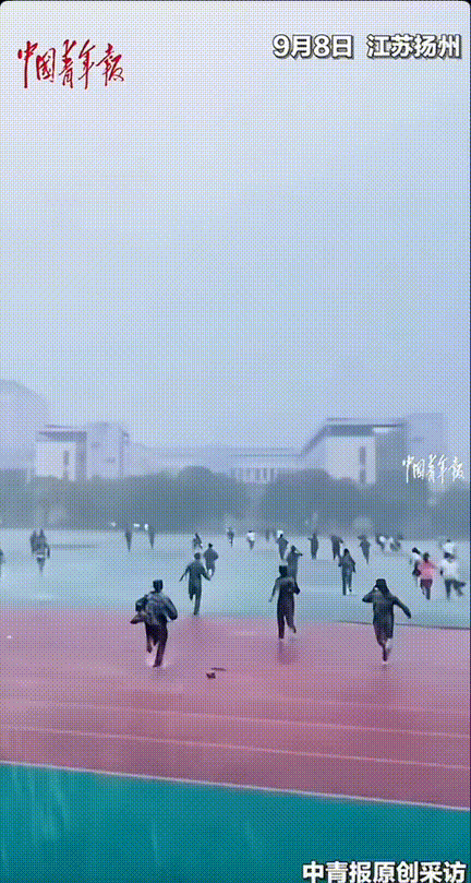 这就是青春！江苏扬州，学生们正在操场军训，突降暴雨，学生们被临时安排到了主席台避