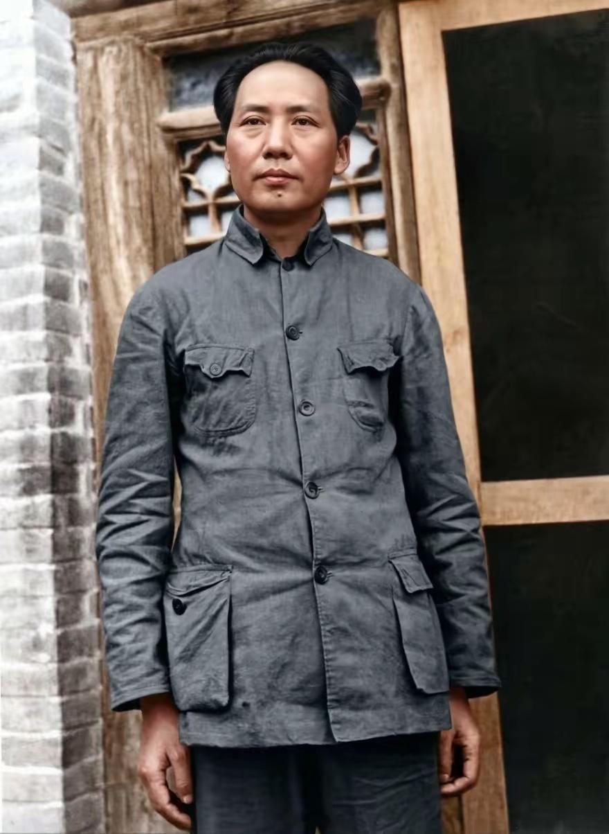 一张1936年由埃德加斯诺拍摄于延安的照片，应该很多人没有见过，站在居住的窑洞前