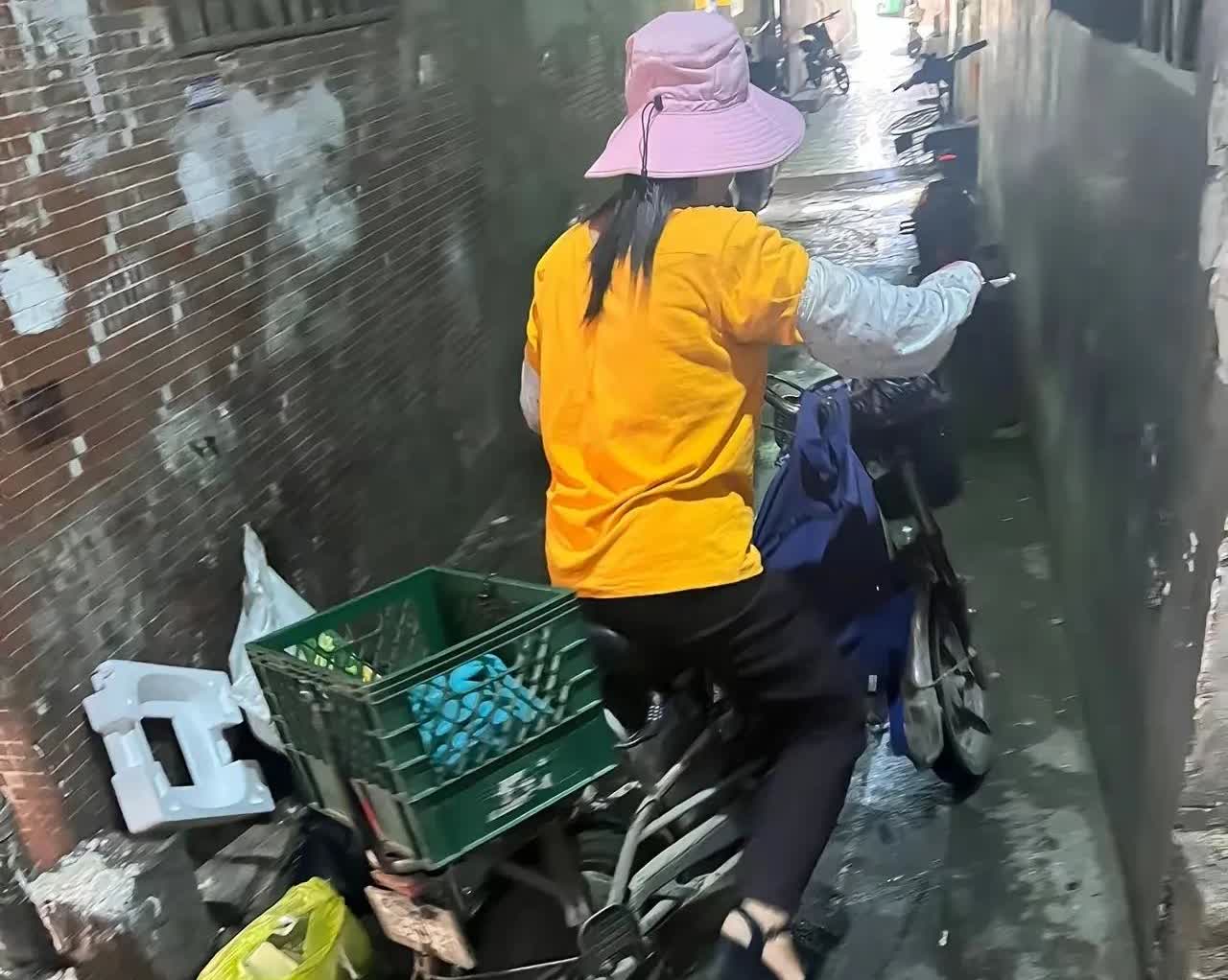 广东广州，有一名男子在京东点了一个外卖，结果短短十分钟左右，就有一位阿姨给他打电