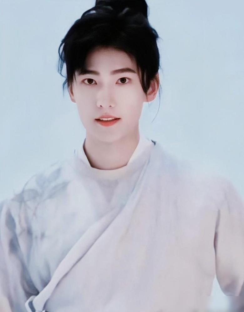 杨洋这回真是豁出去了，居然敢去正午阳光那儿接这种“毁容”的苦差事。李丢丢，听