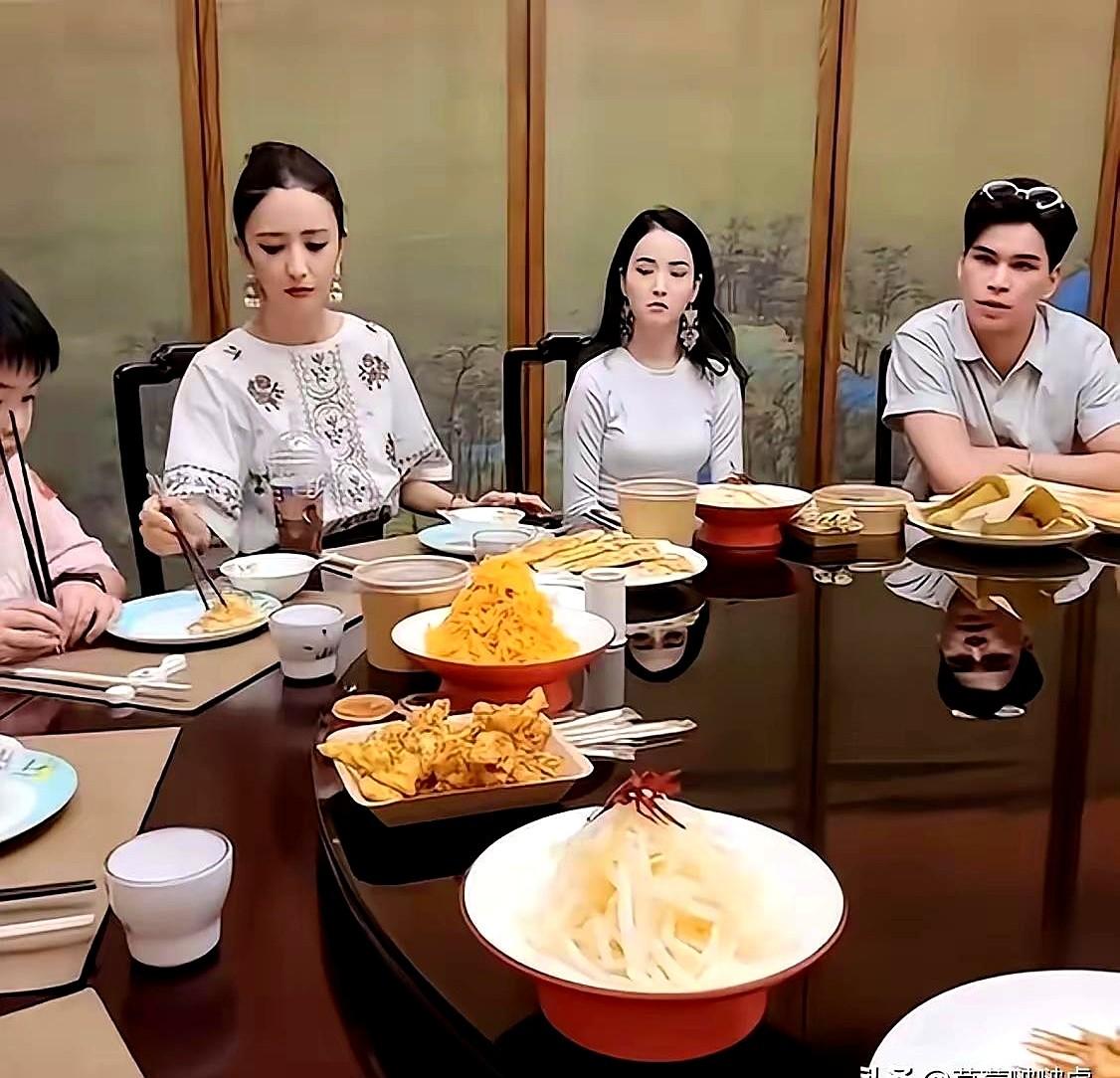 曾经在饭局上低头夹菜的女人，如今彻底换了活法。离婚后的佟丽娅直接挑起大梁。2