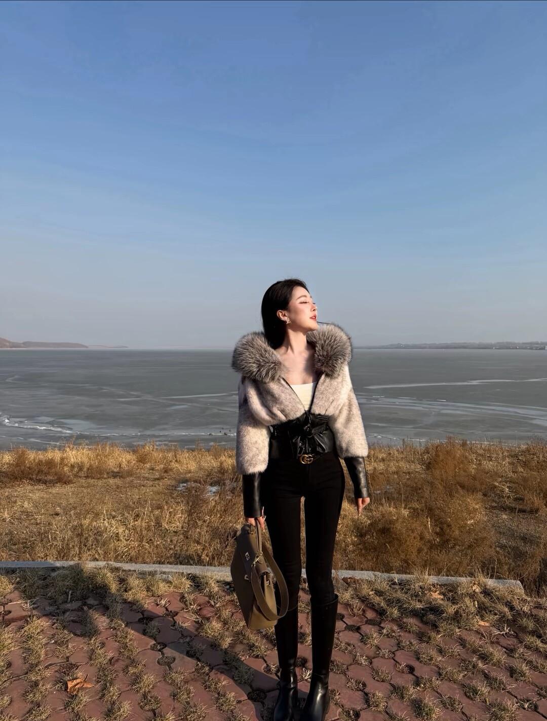 穿着精致的美女在吹着海风