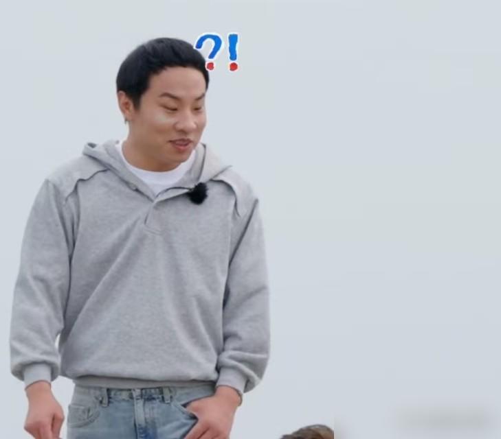 《亲爱的客栈2026》这段互拍戏，最近吵翻了。秦岚先拍王鹤棣，拍一张就停了。