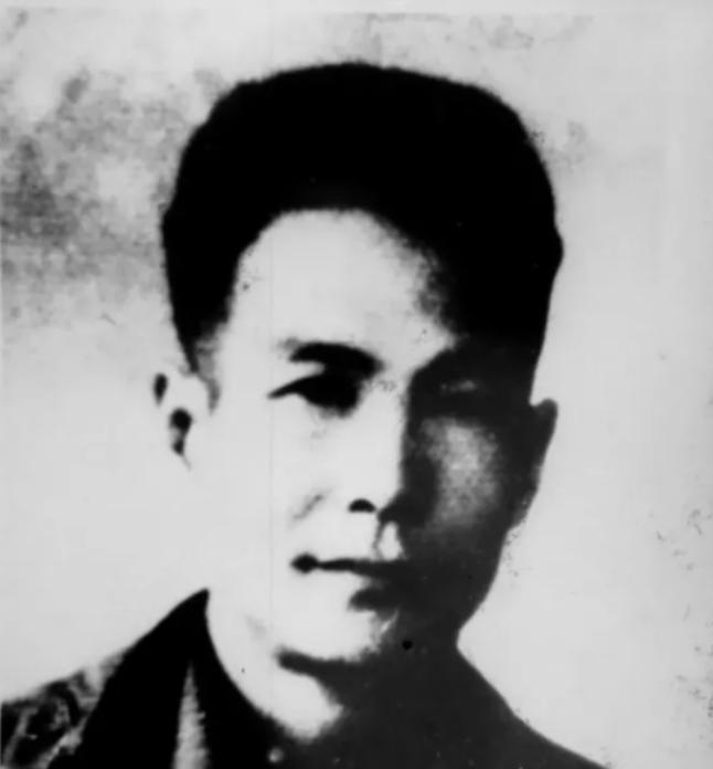 1948年，狱医刘石人到女牢诊病，刚到门口，一女犯突然趔趄摔倒在他身上，并迅速塞