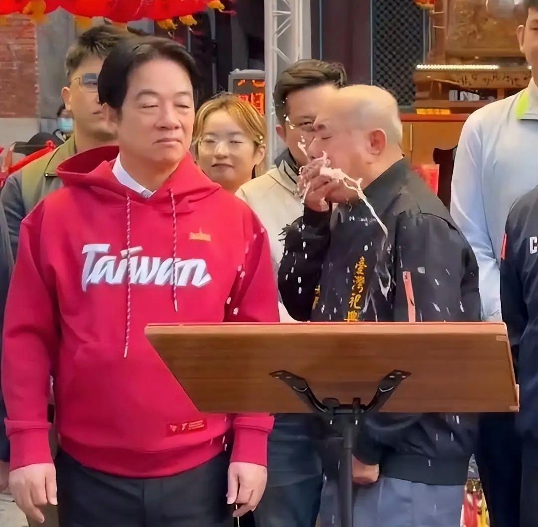 宫庙主委当场喷吐赖清德一身！台湾医生直言：看到恶心东西，真的会忍不住台湾地区