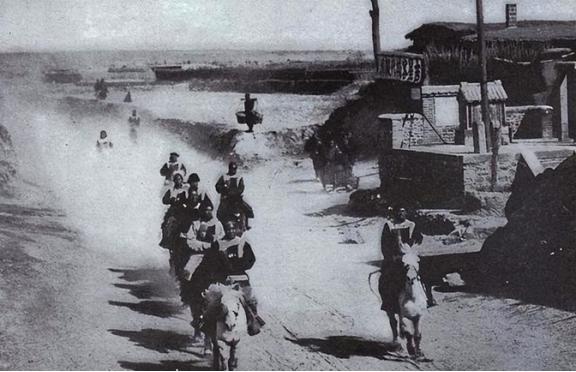 1944年11月，匪首宋殿元带着手下来到一个小村庄，见到有个妇人颇具姿色，命手下