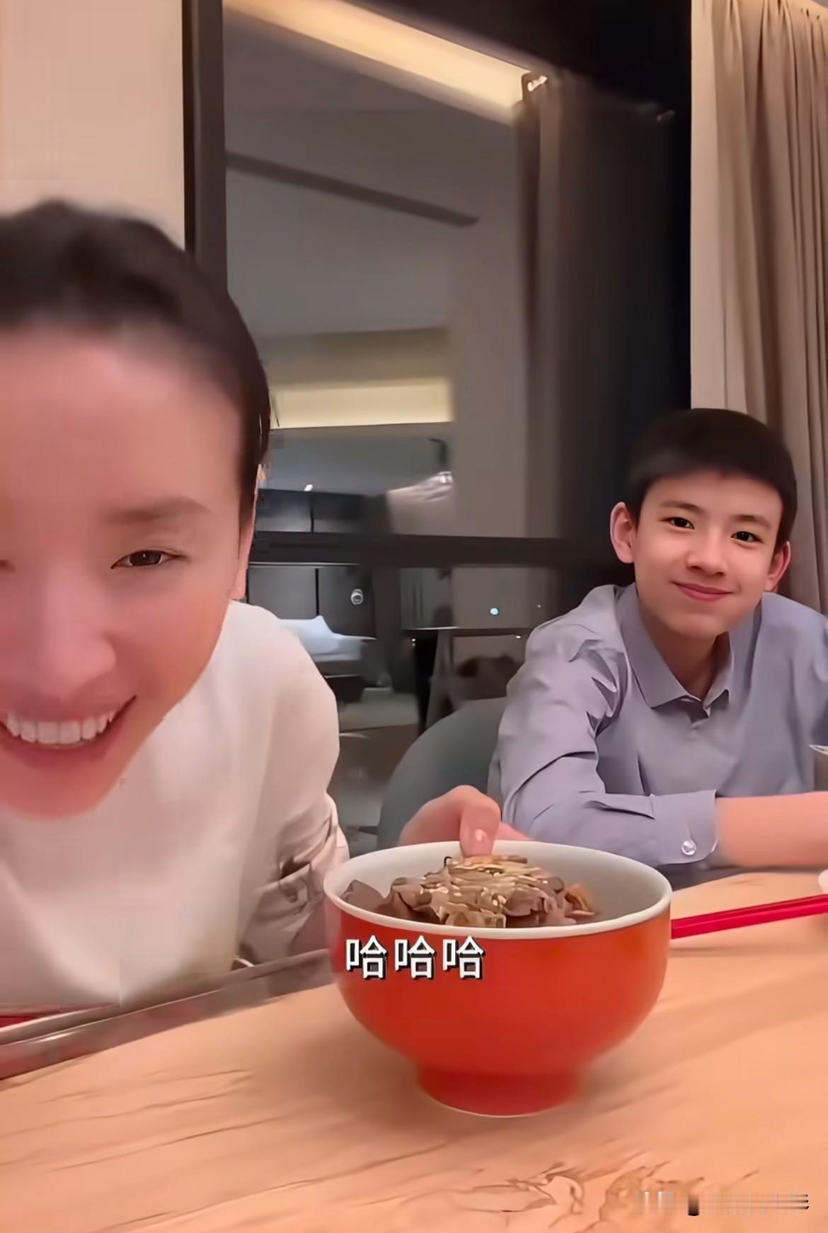 董洁和儿子顶顶素颜同框亮相。顶顶的脸型随父亲潘粤明，轮廓线条十分相像，精致眉眼完