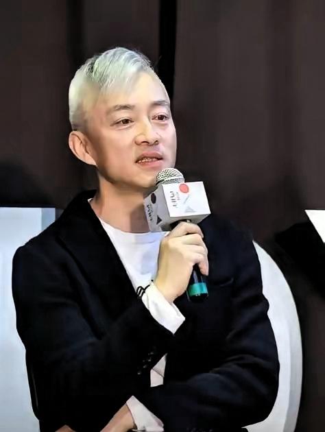 这下沸腾了全网都瞒不住了都知道56岁满头白发的“百亿总裁”，前央视主持人亚宁宣