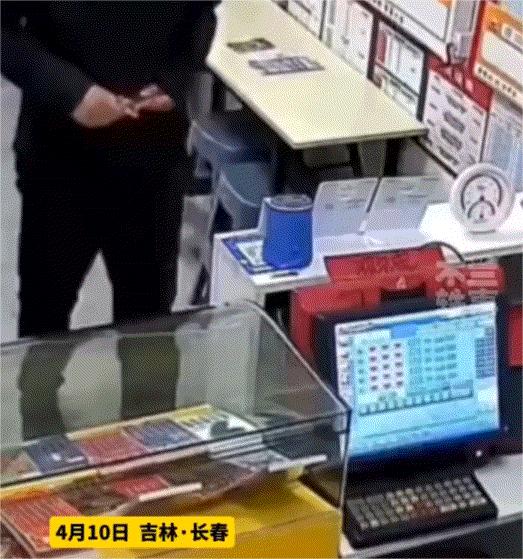 泪目了！吉林长春，一退役男子特意前来探望20未见的老战友班长，殊不知这场一别20