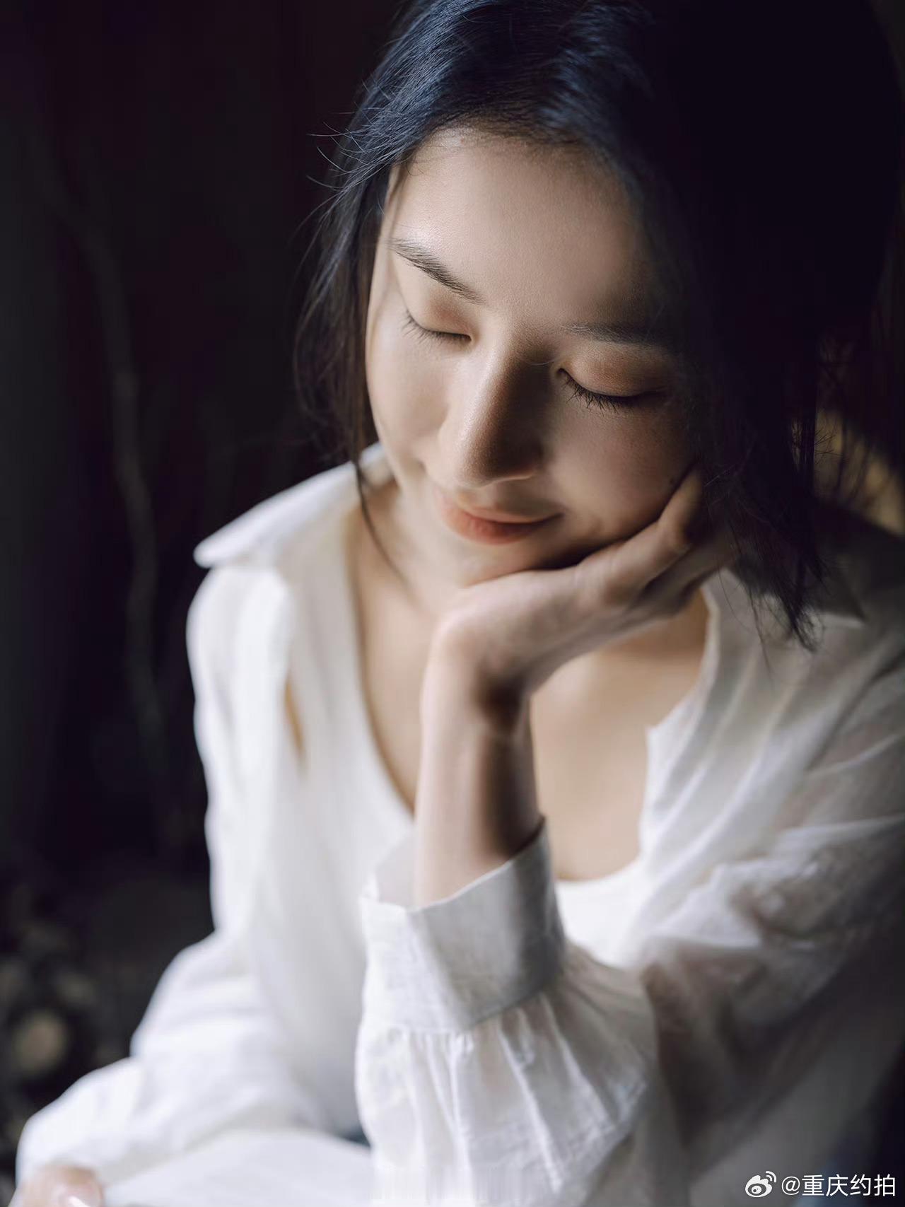 素净一张脸，收敛了眉眼。摄影：