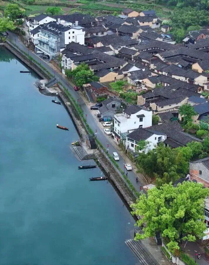 浙江云和留住古村烟火气绘就共富画卷一汪碧水，一叶木舟，满是江南古村独有的温柔。守