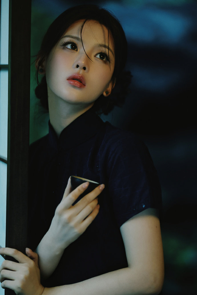 杨超越蓝色旗袍簪花造型 杨超越秋分中式写真 杨超越蓝色旗袍簪花造型，谁懂这个超越