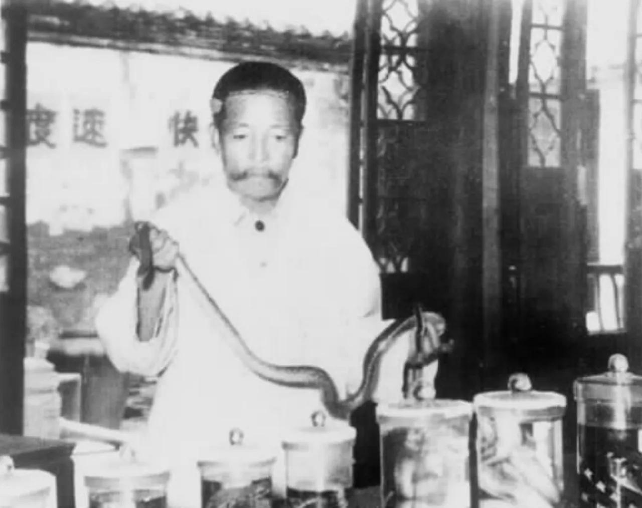 1955年，一个走江湖的男子，竟然主动让毒蛇咬自己的舌头，蛇释放完毒素后，突然