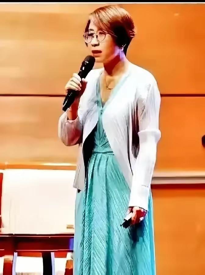 赵宏一句“不愿拿命换道德正确”，直接把网友的怒火点燃到顶点！15秒的剪辑片段配上