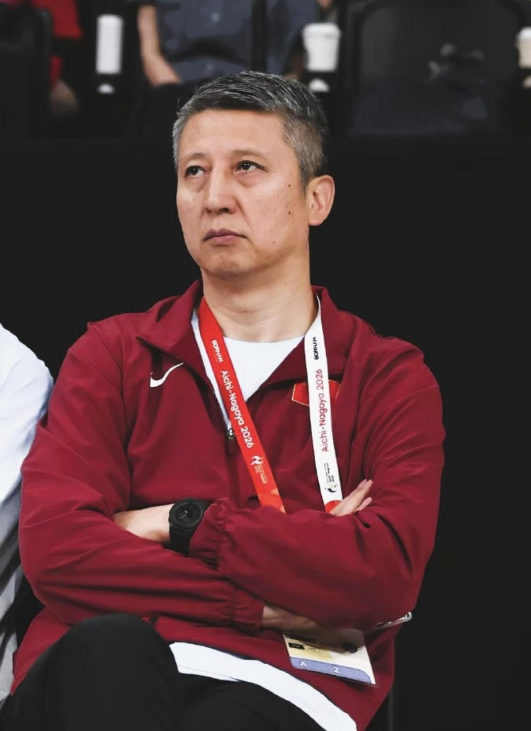 郭士强全场观看了韩国与伊朗的半决赛。看起来表情严峻啊。今天韩国男篮投进了
