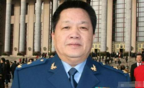 1981年，驾驶战机投诚归来的黄植诚风光无限，第二年就娶了年轻漂亮的空姐马红。谁