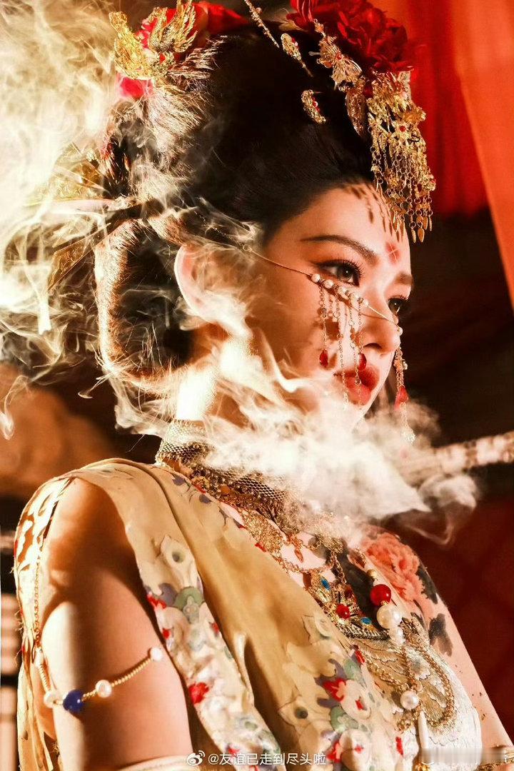 谁说程潇离不开刘海的…果然美女什么妆造都能hold住！程潇