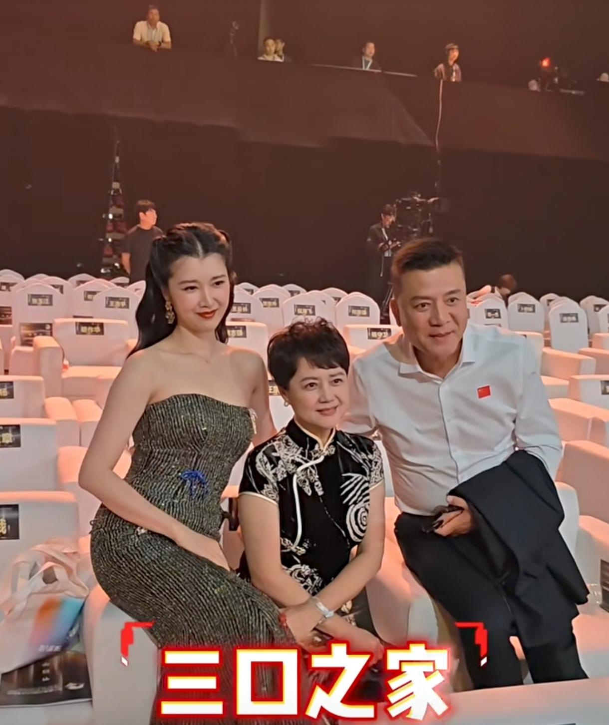 这才是难得的文艺演员一家！茹萍、刘之冰、女儿奚望，全家深耕影视圈，满是书香气质。