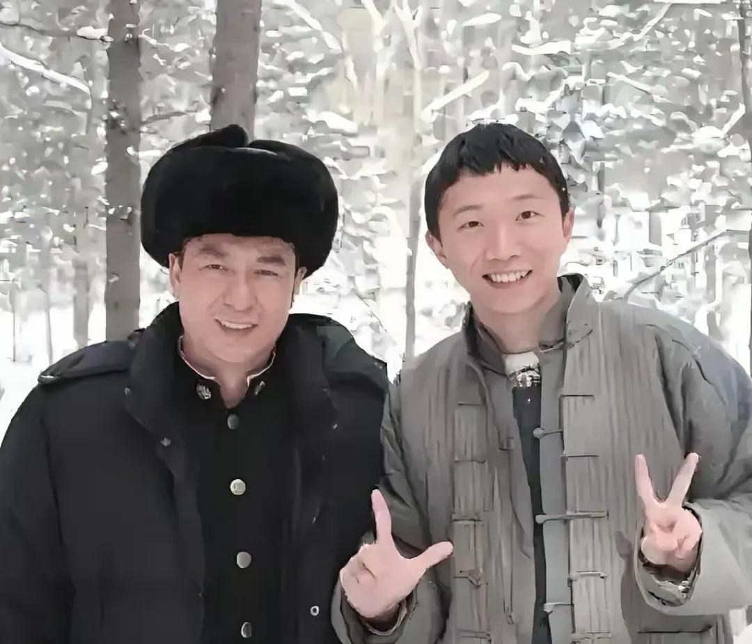 当年《悬崖》里那个在雪地中冻得嘴唇发紫、被严刑拷打仍一字不吐的“小交通员”，谁能