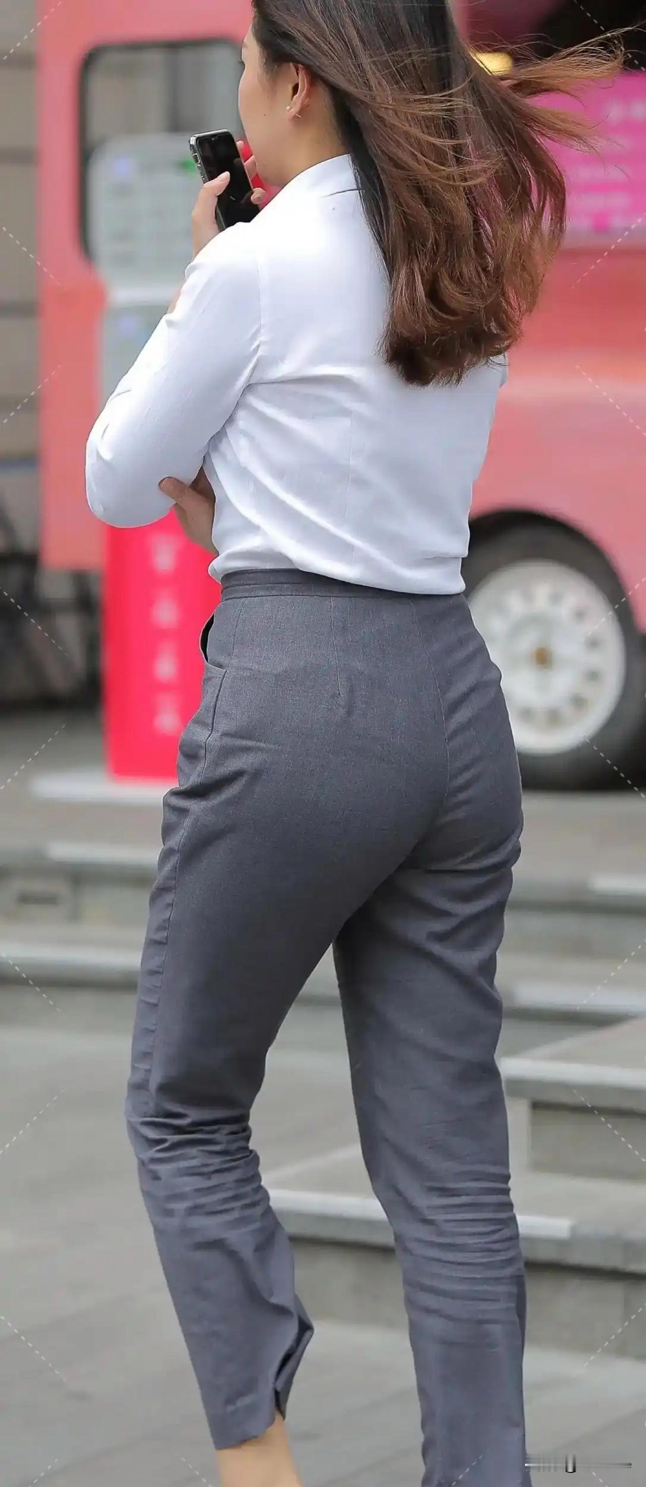 都市职场风，白色衬衫+灰色西装裤，简约优雅！