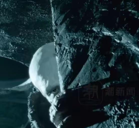 他没演人，演了头活化石。光头、紫眼眶、一身血泥，没一句台词，观众却看得心里发毛