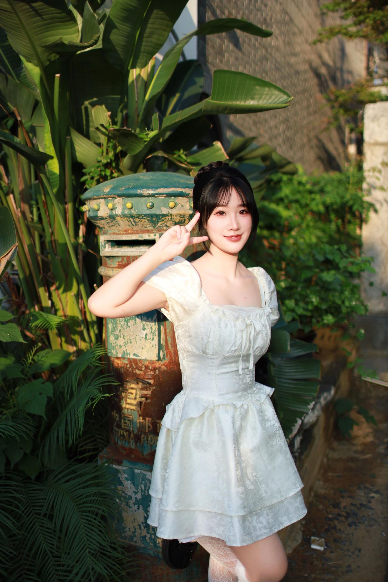 清澈的小姐姐，一路随拍。表现真不错，惰绪流露自然。夏日花园穿搭夏日穿搭白色连衣