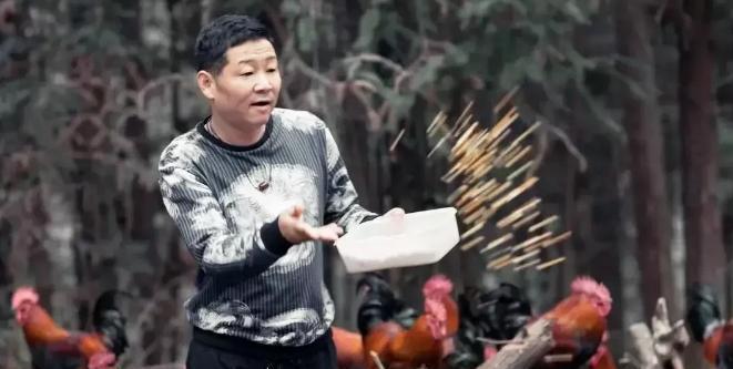 [鼓掌]一次，主持人问赵亮:“你以前跟张国立演戏的，现在怎么去养鸡了？”赵亮说