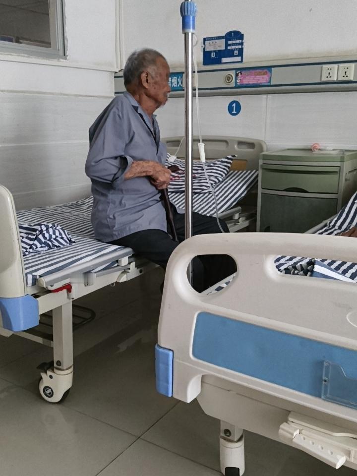 在我们镇的卫生院，有一些病人，他(她)办了住院手续打完针后，患者可以自行回家住的