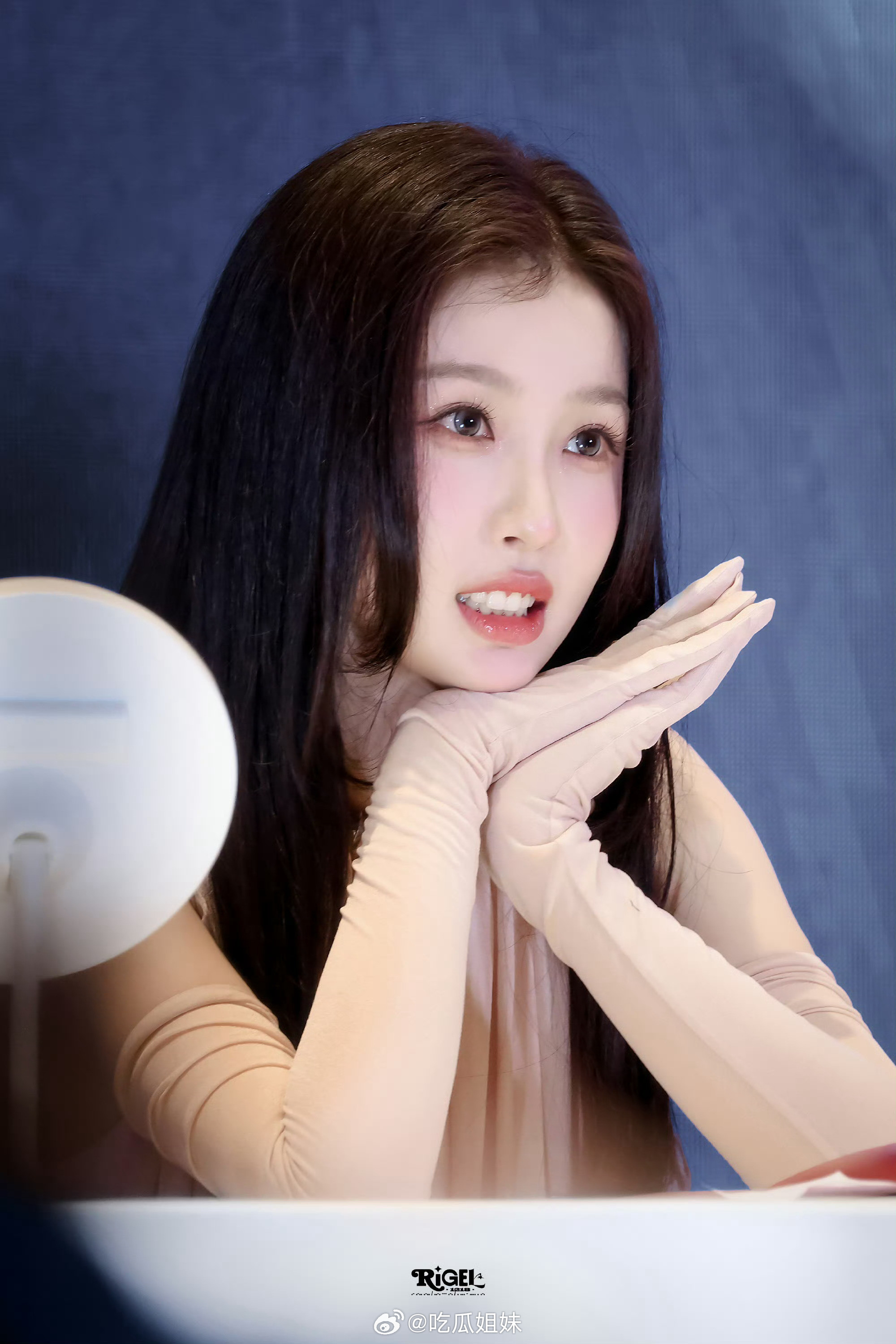 虞书欣签售会好用心，还准备了两套造型，状态也超好，饭撒不停，怪不得妈粉这么多