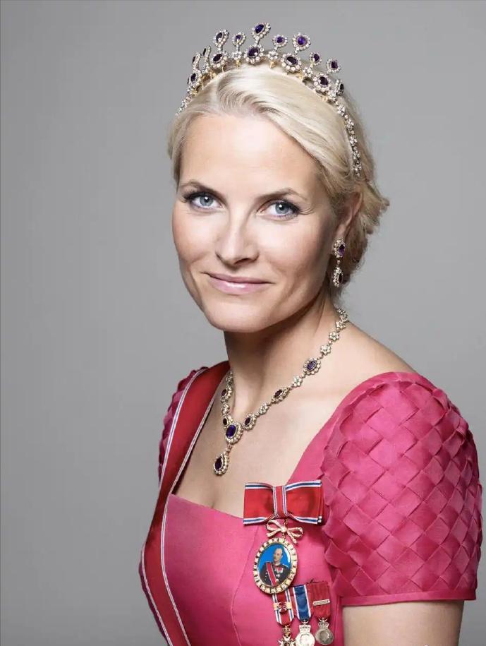 2月9日，挪威心理健康委员会暂停与王储妃梅特-玛丽特的合作！梅特王储妃可以说是