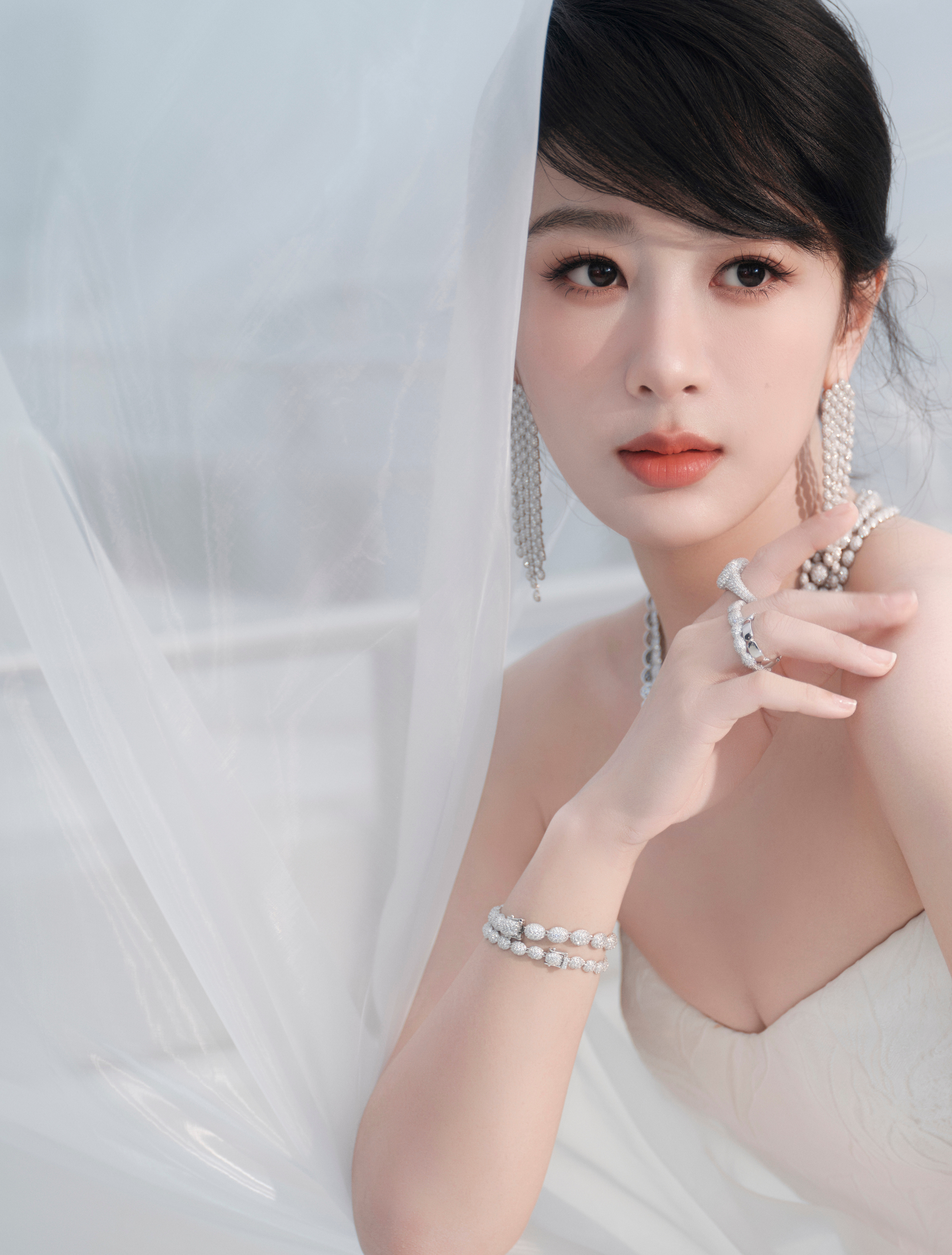 杨紫抹胸裙勾勒的弧度，藏着不被定义的温柔与锋芒。杨紫董竹君杨紫直播