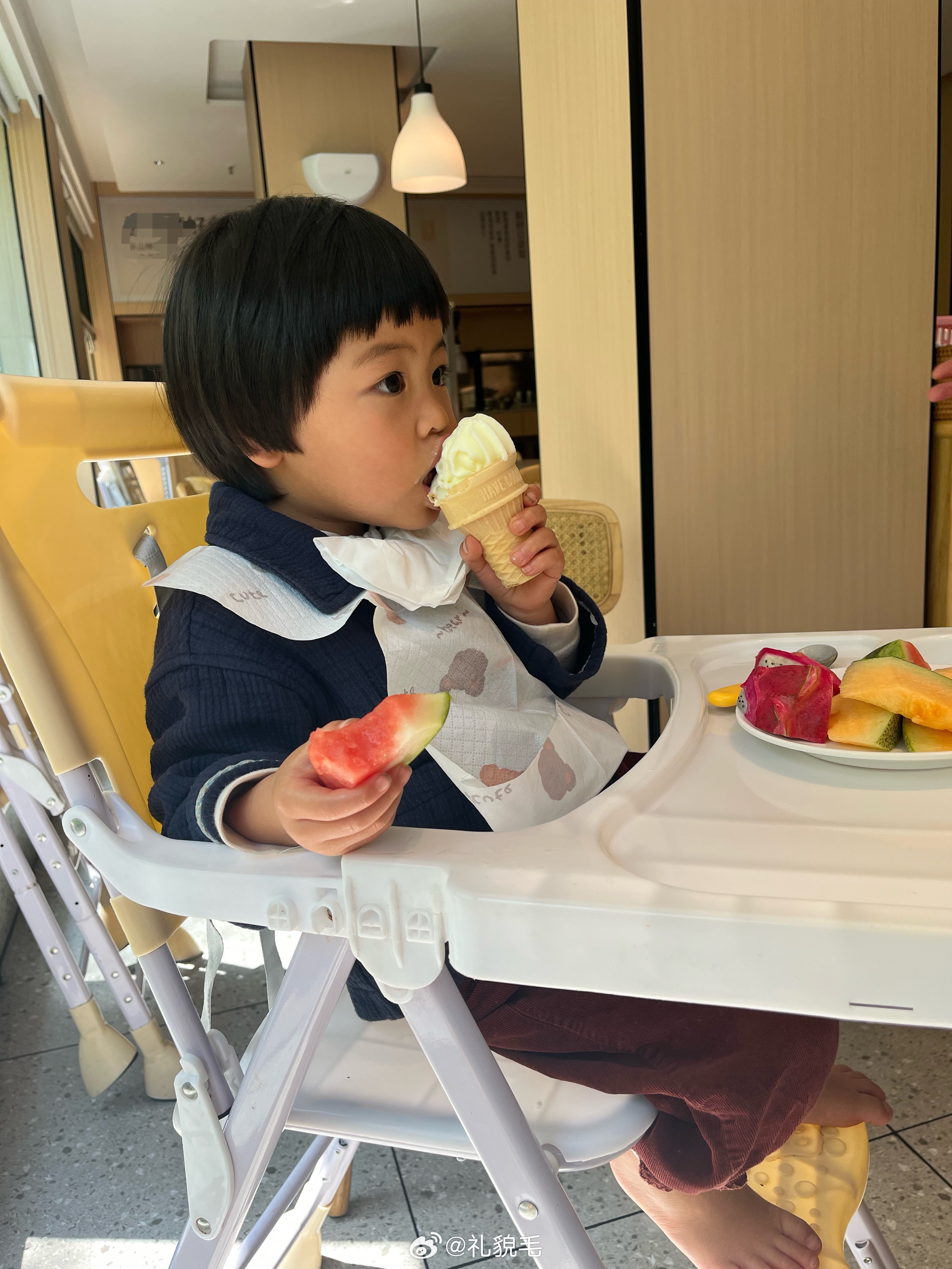 午饭吃高兴了，又是西瓜又是冰激淋带娃随手拍