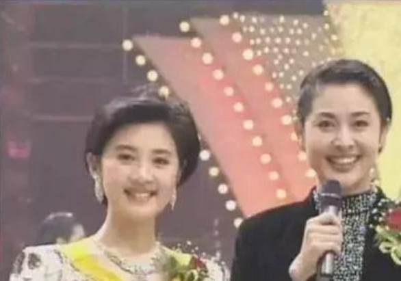 1999年，倪萍从央视下班后，来到冯小刚家，一进门就跪倒在地，哽咽着说道“帮帮我