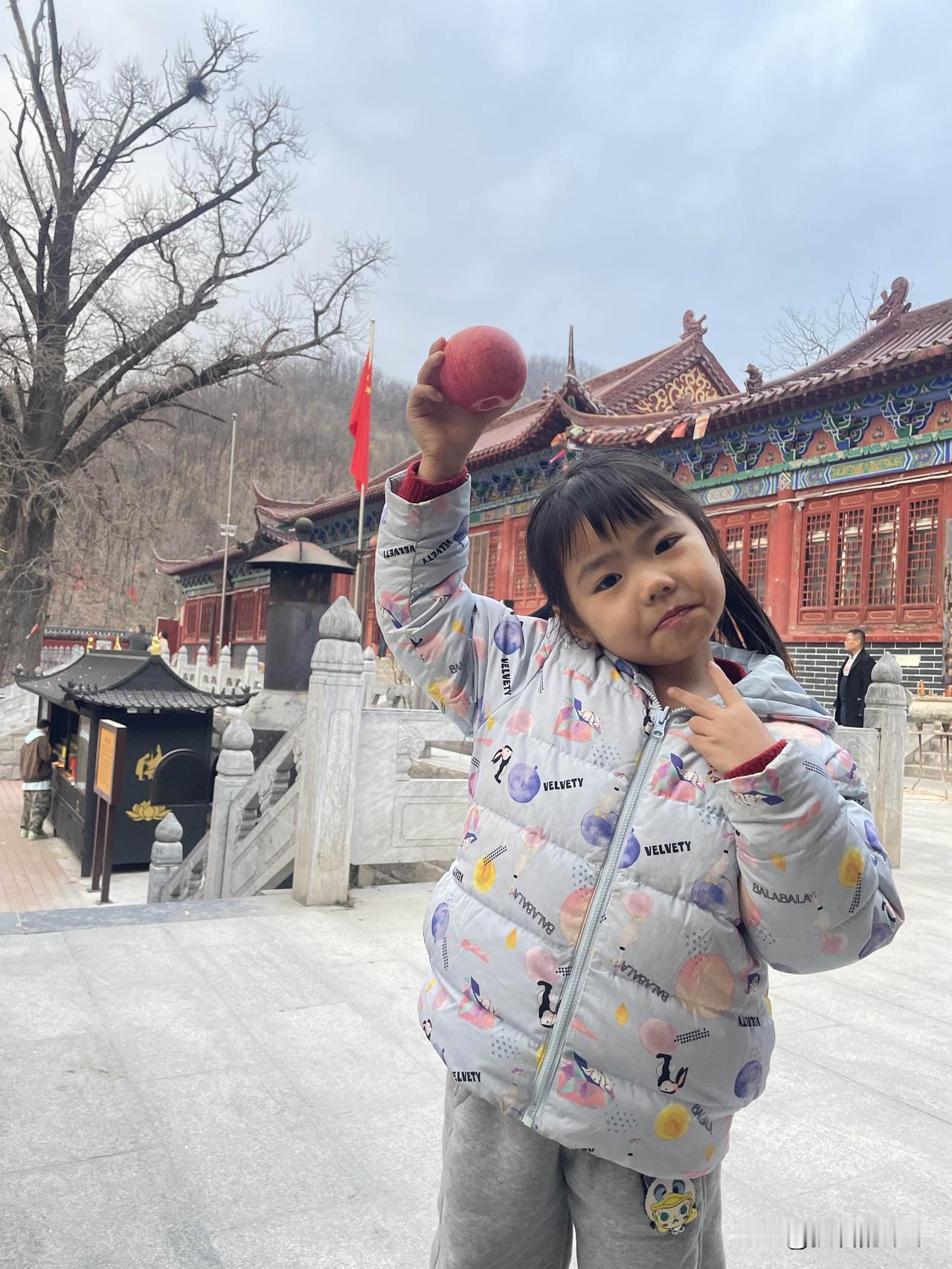 今天在文殊寺发生了一个小插曲，天气不错，进山看银杏叶，来到了文殊寺，这里有千年银