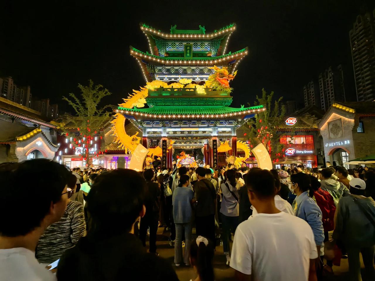 兰州老街高大上五一旅游去一趟五一假期将至，兰州老街穿上了节日的盛装，美食