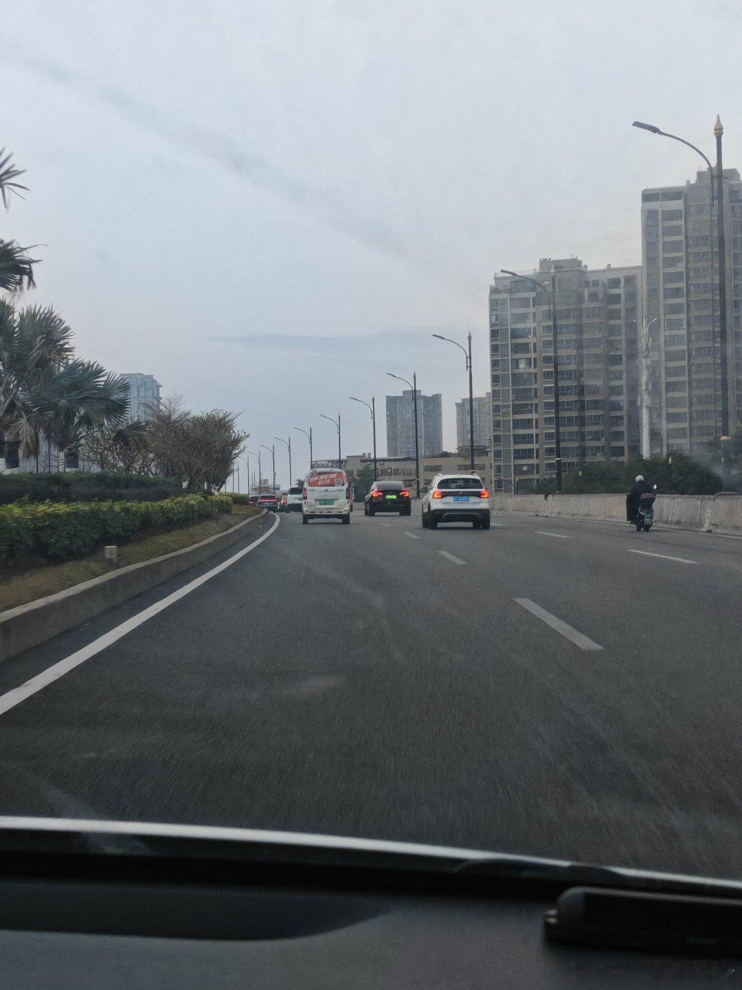 下午3点坐上顺风车拼车，司机接完我，又接了一个妹子，她磨蹭了20分钟，又接了两箱