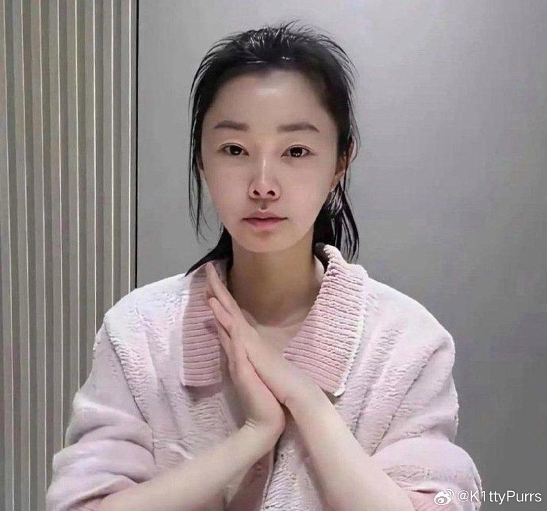 宋轶没化妆照片火了，网友沸腾，鼻子成焦点
